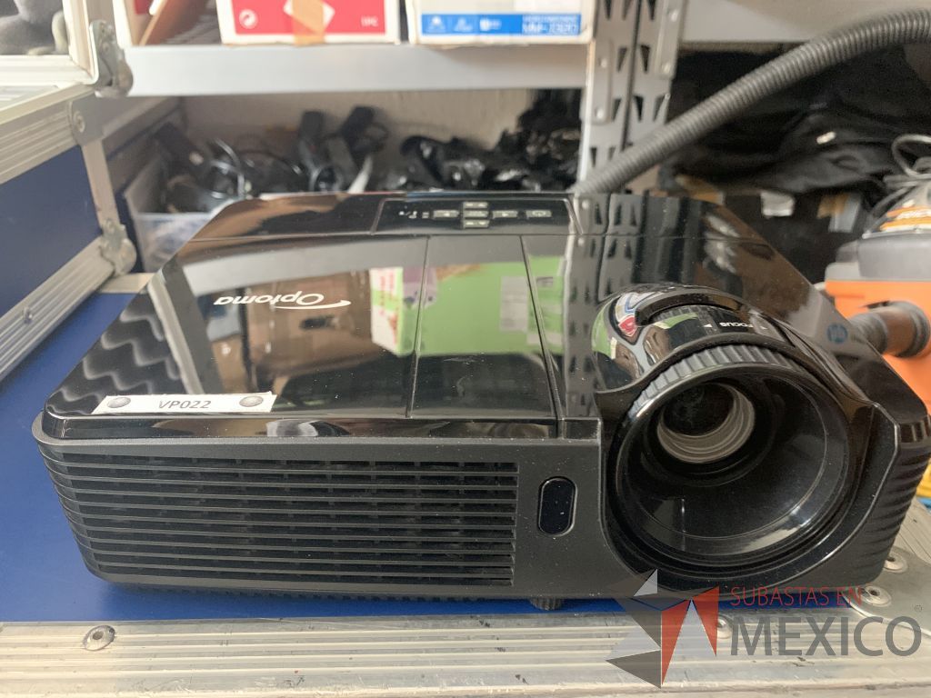 Lote 029 - Video proyector de 2600 ANSI lumens con case y 1 soporte para colgado - Imagen 5