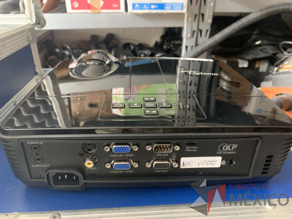 Lote 029 - Video proyector de 2600 ANSI lumens con case y 1 soporte para colgado - Imagen 6
