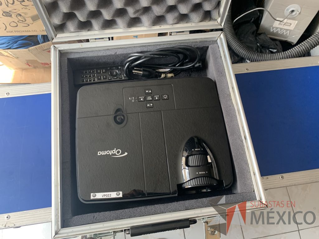 Lote 029 - Video proyector de 2600 ANSI lumens con case y 1 soporte para colgado - Imagen 9