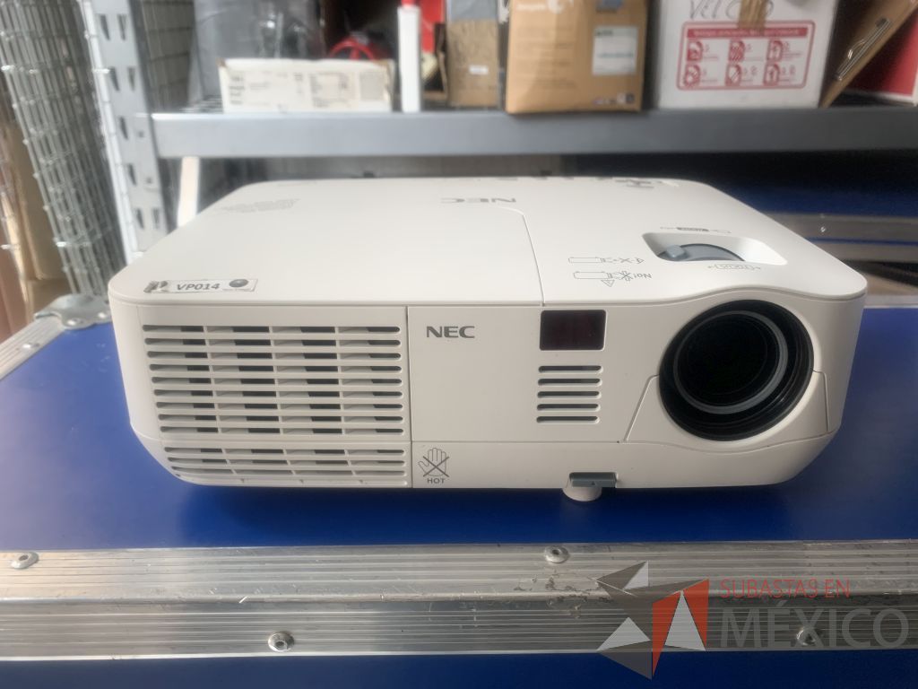 Lote 028 - Video proyector de 2600 ANSI lumens con case y 1 soporte para colgado de video proyector - Imagen 4