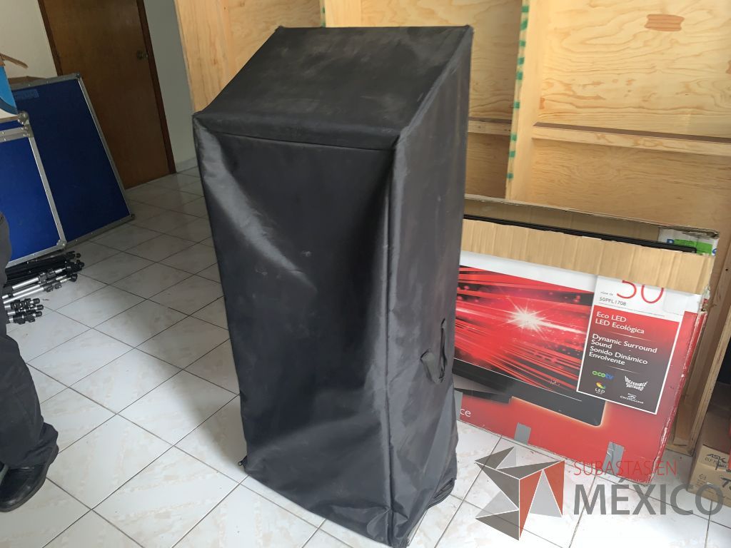 Lote 080 - Pódium de acrílico con funda - Imagen 8