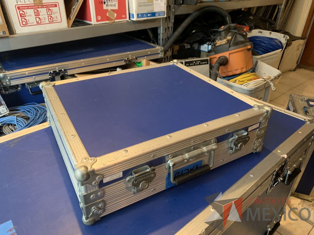 Lote 106 - Case para resguardo de bienes como micrófonos