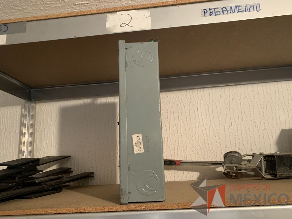 Lote 124 - Carpa, Silla de visita, Interruptores y bases para pantalla - Imagen 8