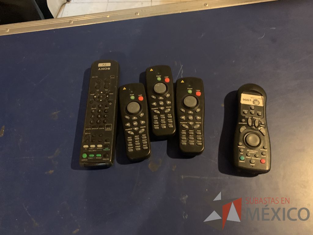 Lote 126 - Audífonos, 12 Cambiadores de diapositivas, 4 switch de red y radios de comunicación - Imagen 34