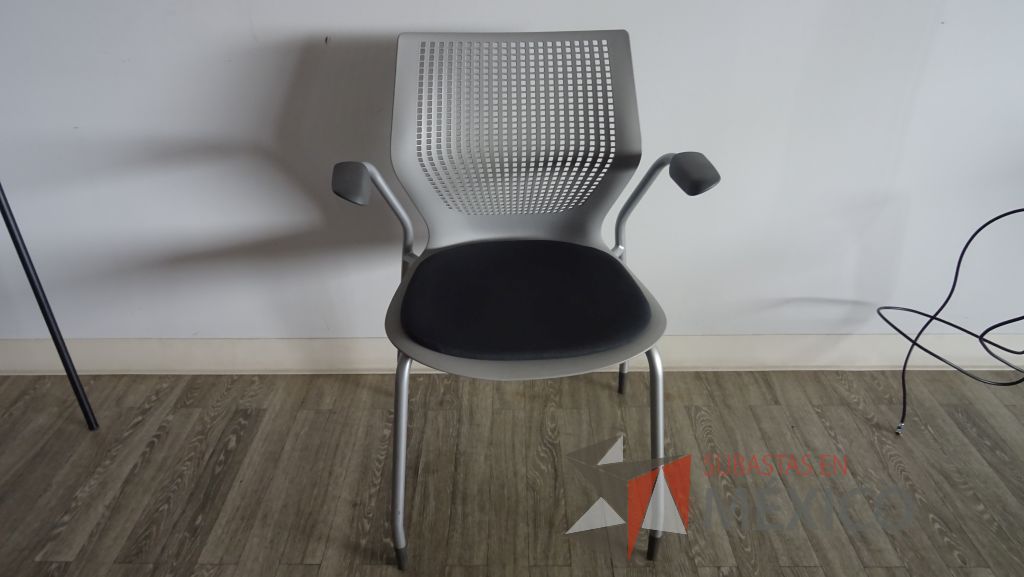Lote 030 - Mesa de trabajo con 4 patas metálicas y 2 Sillas de visita Knoll con 4 patas - Imagen 2