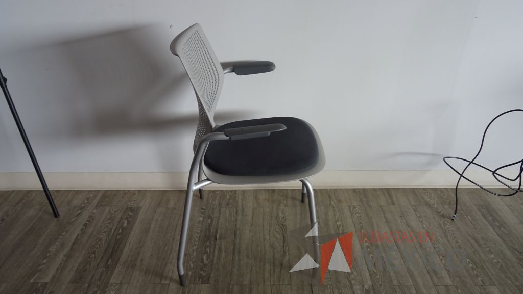 Lote 030 - Mesa de trabajo con 4 patas metálicas y 2 Sillas de visita Knoll con 4 patas - Imagen 3