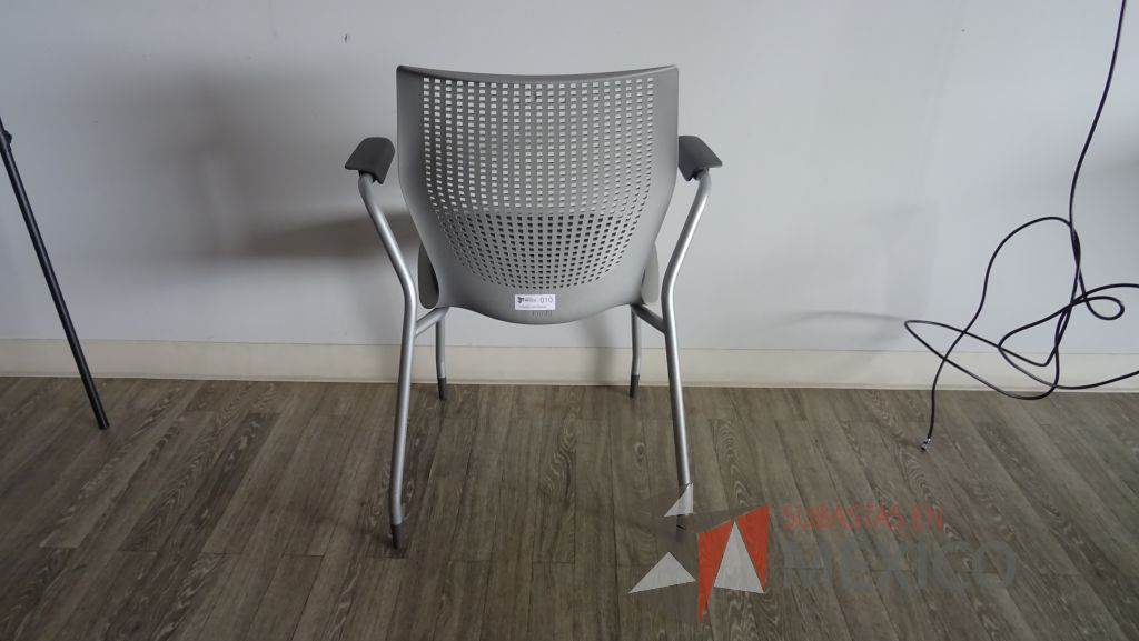 Lote 030 - Mesa de trabajo con 4 patas metálicas y 2 Sillas de visita Knoll con 4 patas - Imagen 4