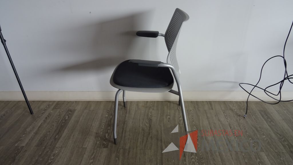 Lote 030 - Mesa de trabajo con 4 patas metálicas y 2 Sillas de visita Knoll con 4 patas - Imagen 5