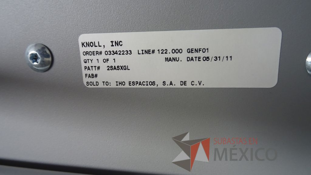Lote 030 - Mesa de trabajo con 4 patas metálicas y 2 Sillas de visita Knoll con 4 patas - Imagen 6
