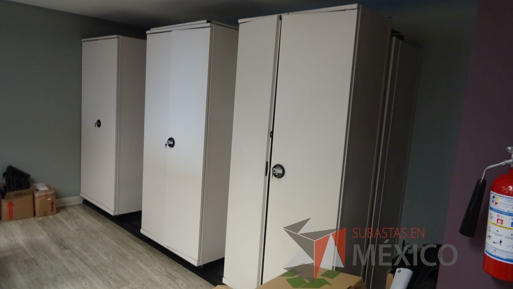 Lote 040 - Sistema de archivo móvil con puertas y sistema de riel para su movimiento
