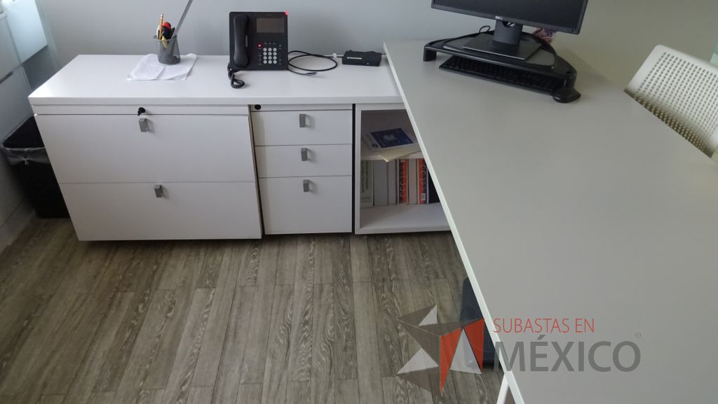 Lote 011 - Oficina Ejecutiva con Escritorio en escuadra con 2 patas metálicas con credenza y Archivero vertical de 3 cajones - Imagen 10