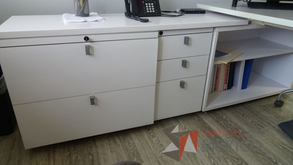 Lote 011 - Oficina Ejecutiva con Escritorio en escuadra con 2 patas metálicas con credenza y Archivero vertical de 3 cajones - Imagen 11