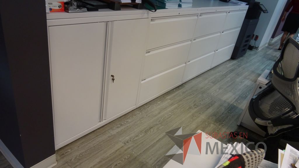 Lote 018 - Archivero horizontal de 3 cajones y 1 gabinete de 2 puertas con cubierta color blanco - Imagen 3