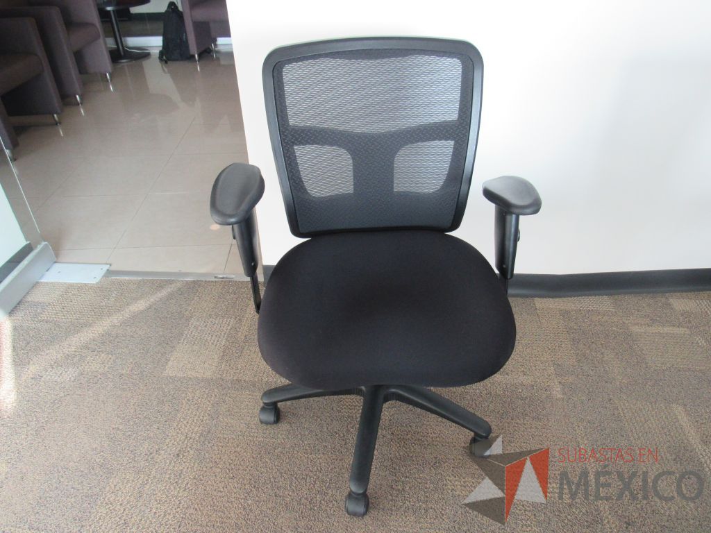 Lote 045 - 4 Sillas operativas con ruedas, descansabrazos ajustables, asiento en tela y respaldo en malla color negro.