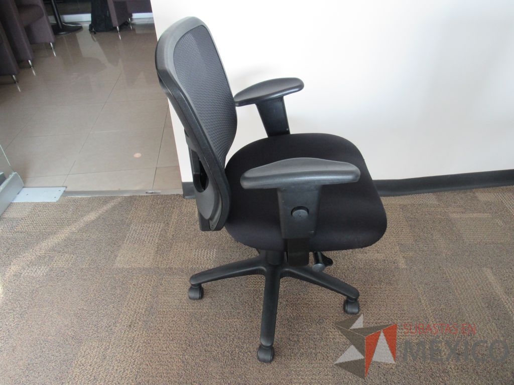 Lote 045 - 4 Sillas operativas con ruedas, descansabrazos ajustables, asiento en tela y respaldo en malla color negro. - Imagen 2