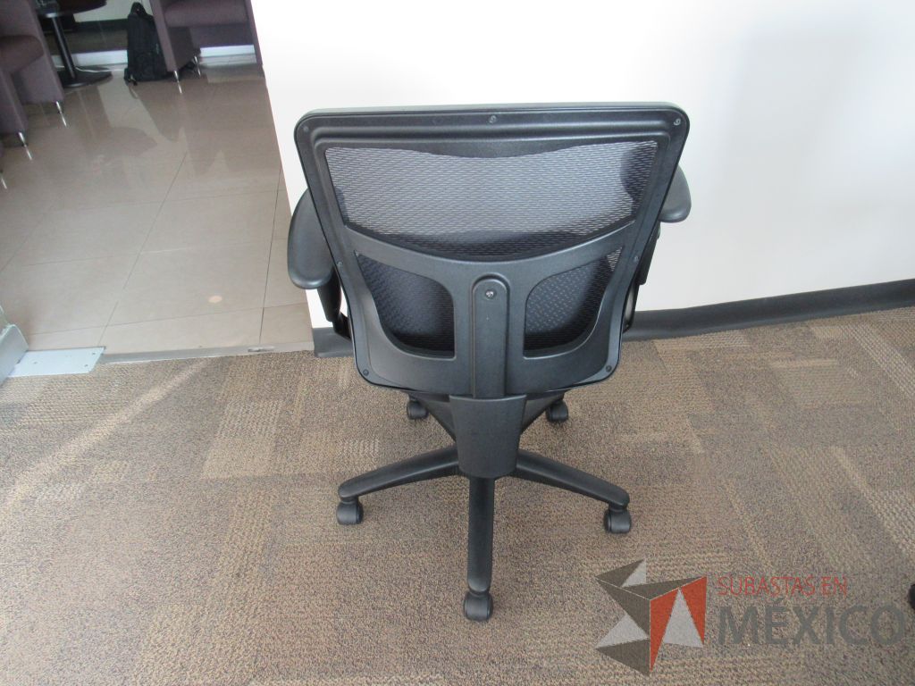 Lote 045 - 4 Sillas operativas con ruedas, descansabrazos ajustables, asiento en tela y respaldo en malla color negro. - Imagen 3