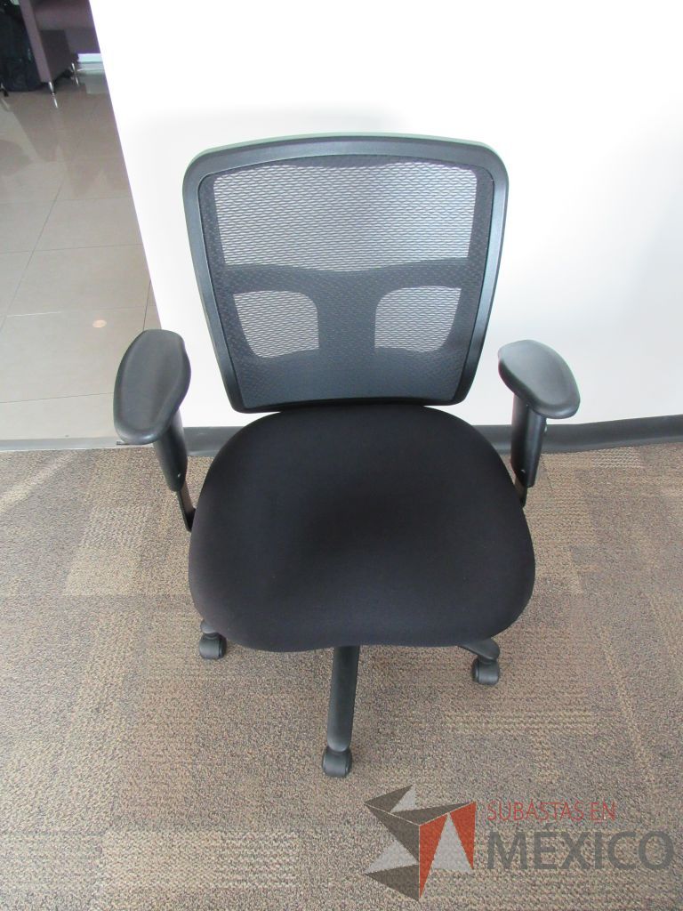 Lote 045 - 4 Sillas operativas con ruedas, descansabrazos ajustables, asiento en tela y respaldo en malla color negro. - Imagen 4