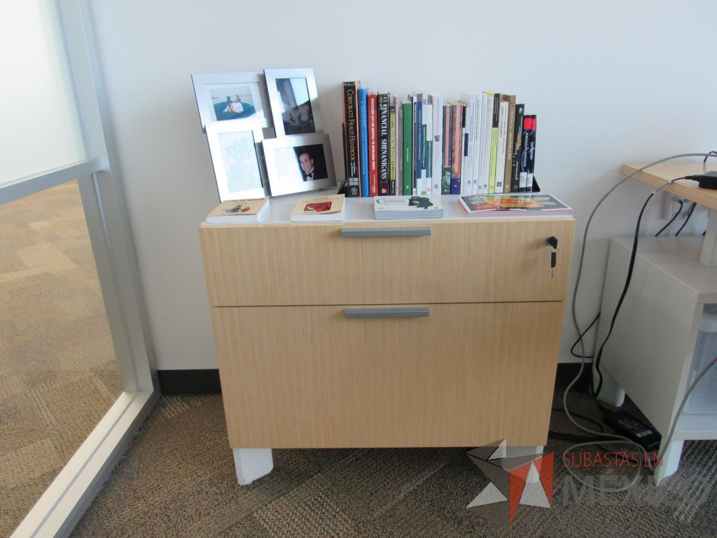 Lote 028 - Escritorio en escuadra con cubierta tipo madera, 2 Sillas de visita y Silla Operativas - Imagen 15