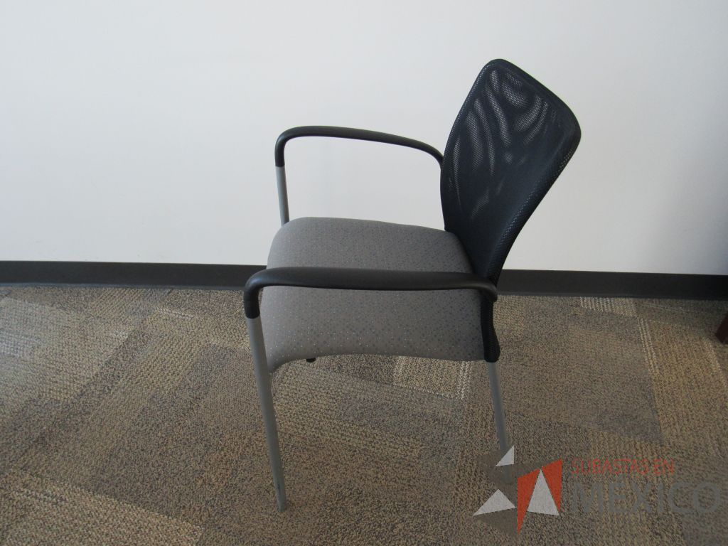 Lote 030 - 4 Sillas de visita con 4 patas metálicas, descansabrazos fijos, asiento en tela color gris y respaldo en malla color negro. - Imagen 2