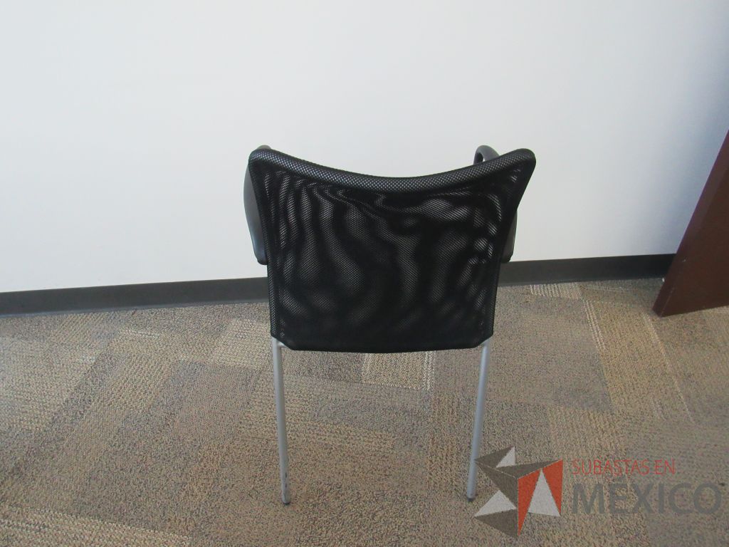 Lote 051 - 4 Sillas de visita con 4 patas metálicas, descansabrazos fijos, asiento en tela color gris y respaldo en malla color negro. - Imagen 3