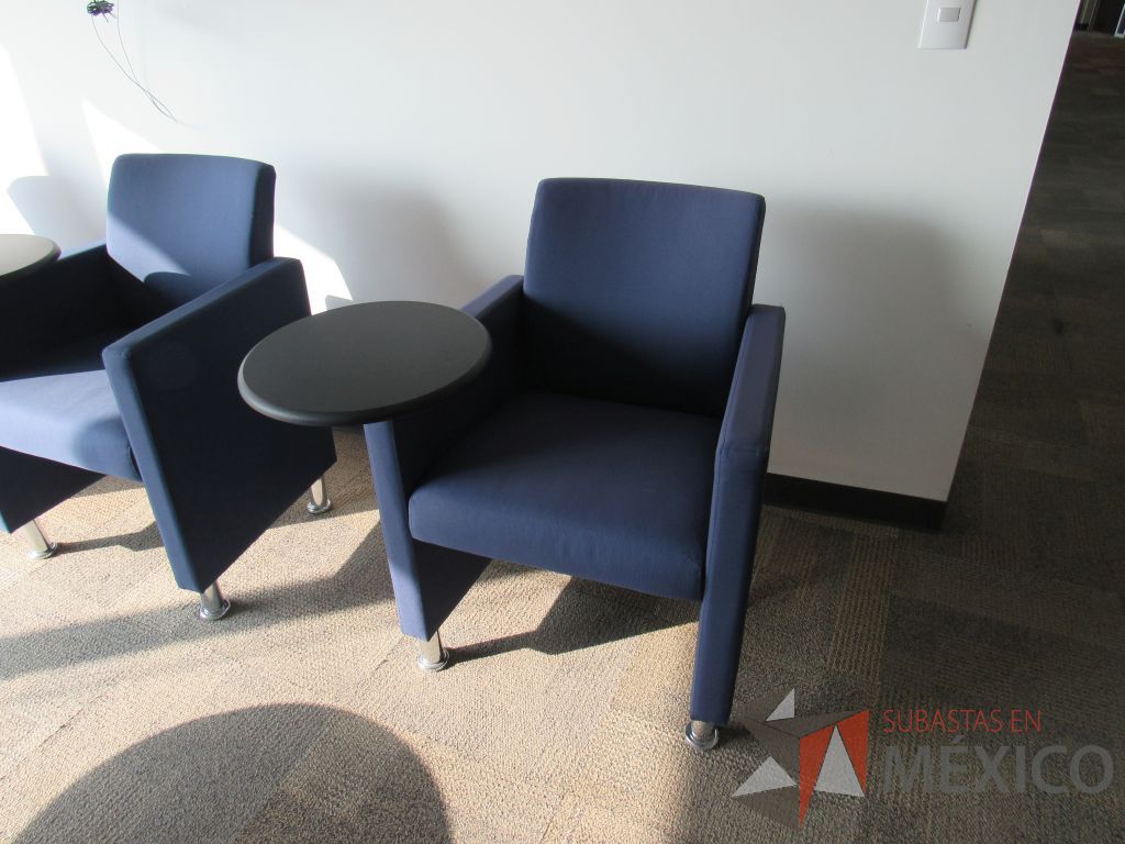 Lote 036 - 2 Sillones de 1 plaza con 4 patas metálicas, paleta color negro, asiento y respaldo en tela color azul. - Imagen 2