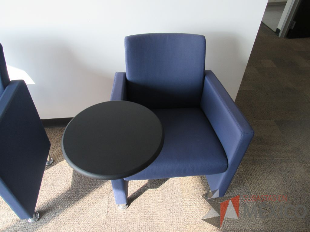 Lote 036 - 2 Sillones de 1 plaza con 4 patas metálicas, paleta color negro, asiento y respaldo en tela color azul. - Imagen 4