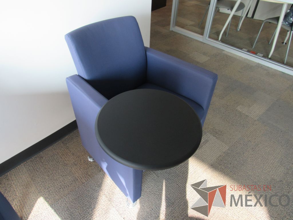 Lote 036 - 2 Sillones de 1 plaza con 4 patas metálicas, paleta color negro, asiento y respaldo en tela color azul.