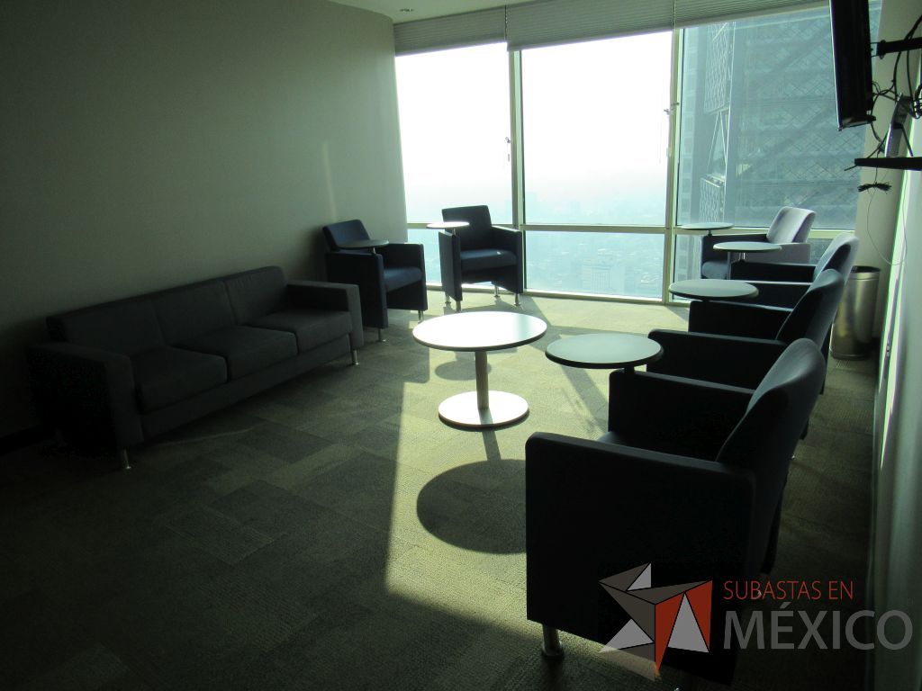 Lote 036 - 2 Sillones de 1 plaza con 4 patas metálicas, paleta color negro, asiento y respaldo en tela color azul. - Imagen 5
