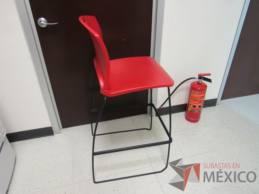 Lote 040 - 2 Sillas altas con base metálica, asiento y respaldo liso color rojo - Imagen 2