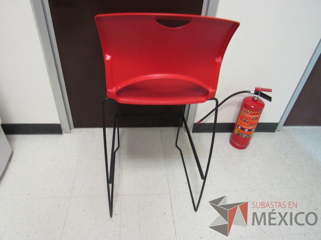 Lote 011 - 3 Sillas altas con base metálica, asiento y respaldo liso color rojo - Imagen 3