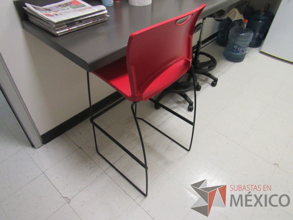 Lote 040 - 2 Sillas altas con base metálica, asiento y respaldo liso color rojo - Imagen 4
