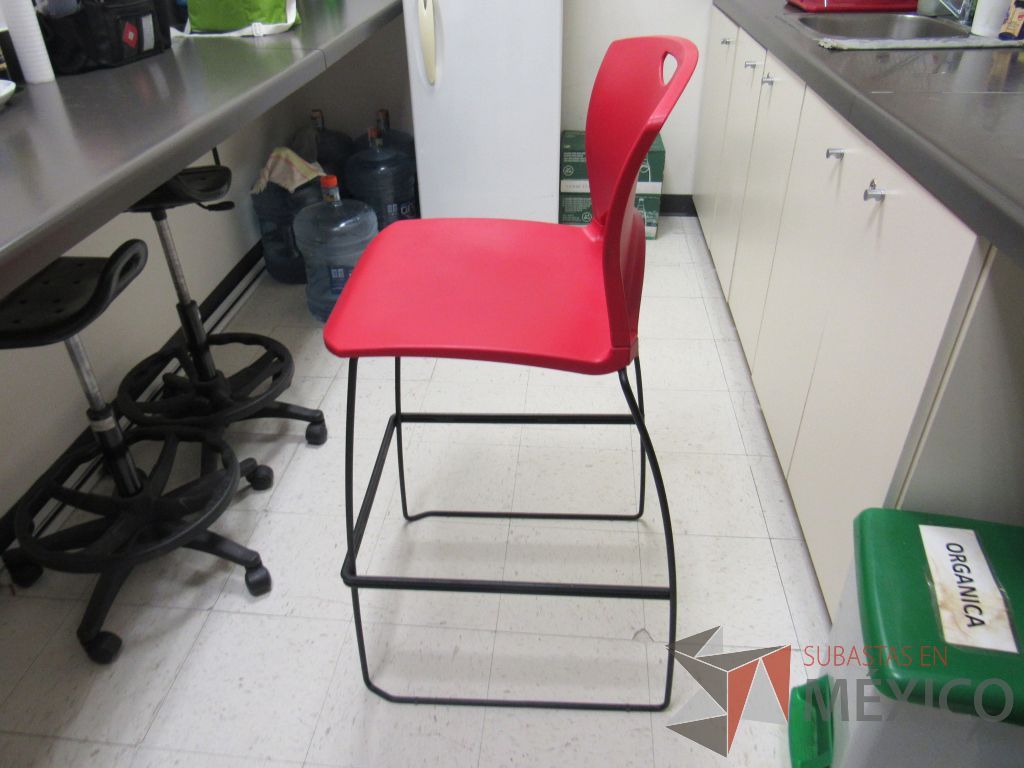 Lote 011 - 3 Sillas altas con base metálica, asiento y respaldo liso color rojo - Imagen 6