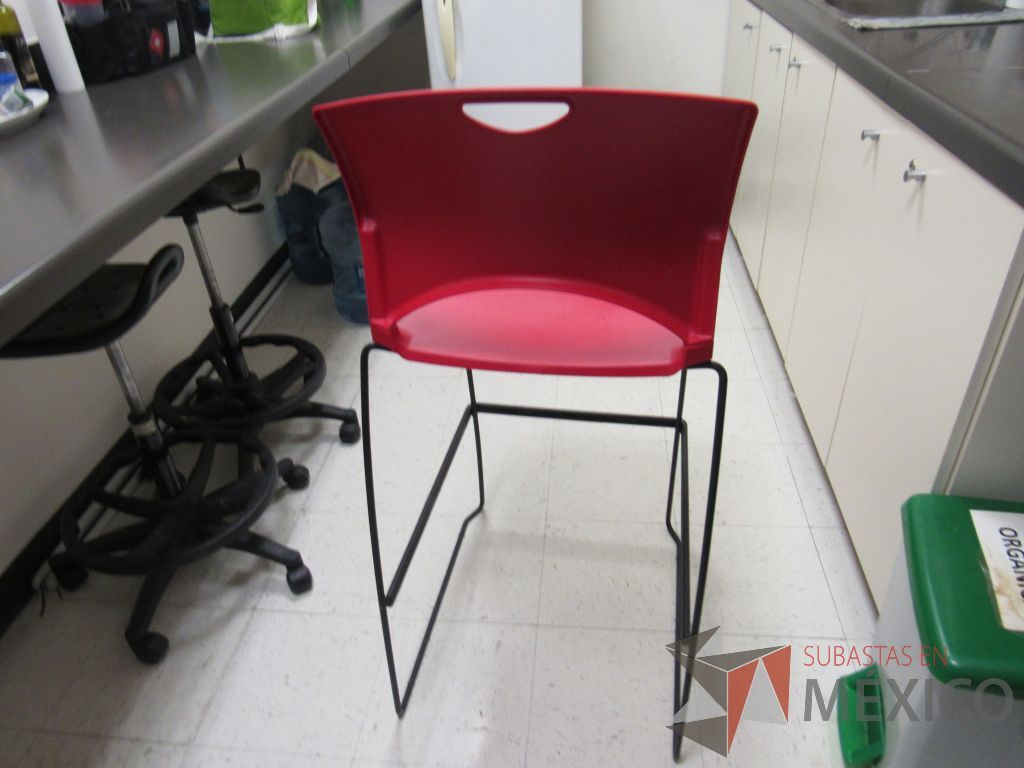 Lote 040 - 2 Sillas altas con base metálica, asiento y respaldo liso color rojo - Imagen 7