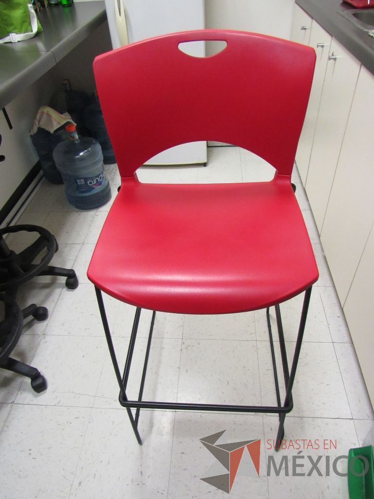 Lote 011 - 3 Sillas altas con base metálica, asiento y respaldo liso color rojo - Imagen 8