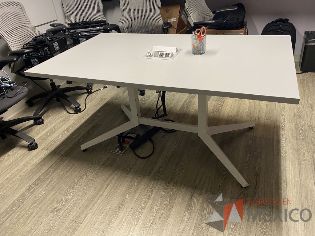 Lote 030 - Mesa de trabajo con 4 patas metálicas y 2 Sillas de visita Knoll con 4 patas - Imagen 10