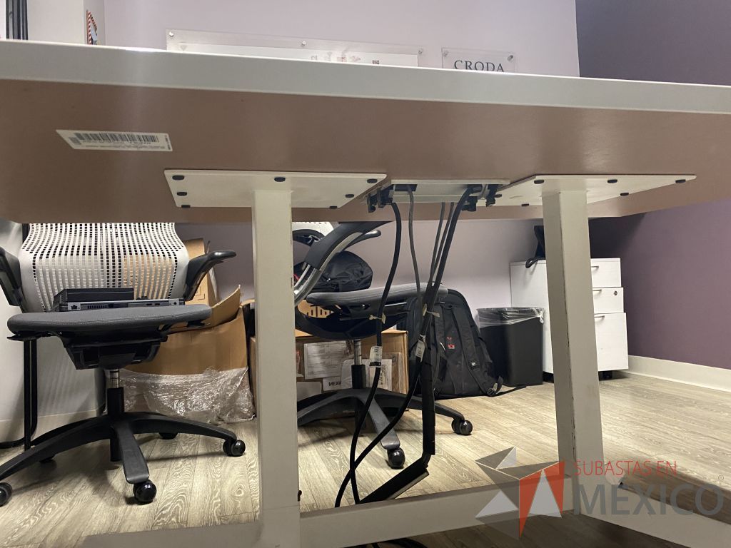 Lote 030 - Mesa de trabajo con 4 patas metálicas y 2 Sillas de visita Knoll con 4 patas - Imagen 8