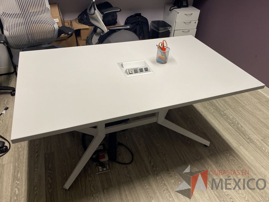 Lote 030 - Mesa de trabajo con 4 patas metálicas y 2 Sillas de visita Knoll con 4 patas