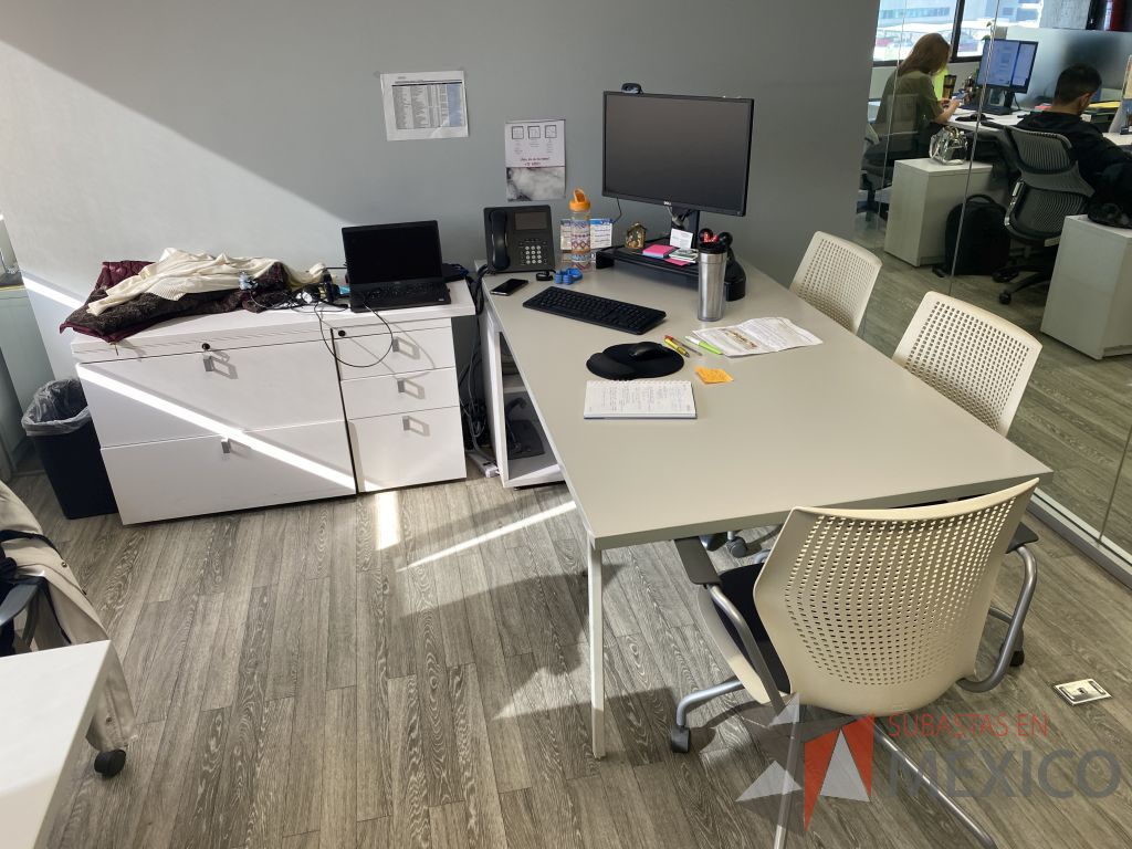 Lote 011 - Oficina Ejecutiva con Escritorio en escuadra con 2 patas metálicas con credenza y Archivero vertical de 3 cajones - Imagen 2
