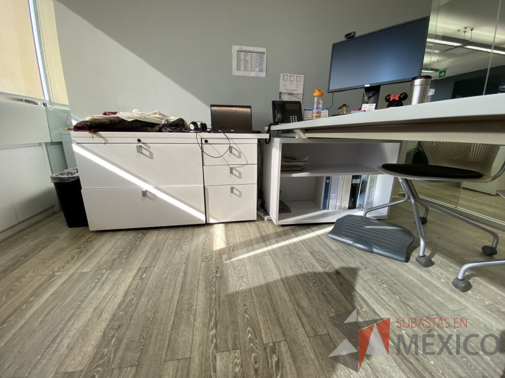 Lote 011 - Oficina Ejecutiva con Escritorio en escuadra con 2 patas metálicas con credenza y Archivero vertical de 3 cajones - Imagen 3