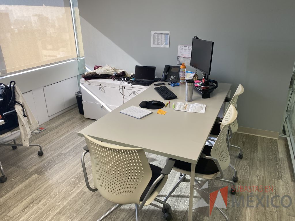Lote 011 - Oficina Ejecutiva con Escritorio en escuadra con 2 patas metálicas con credenza y Archivero vertical de 3 cajones - Imagen 4