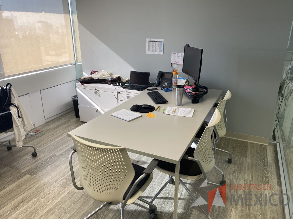 Lote 011 - Oficina Ejecutiva con Escritorio en escuadra con 2 patas metálicas con credenza y Archivero vertical de 3 cajones - Imagen 5