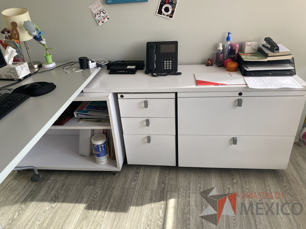 Lote 011 - Oficina Ejecutiva con Escritorio en escuadra con 2 patas metálicas con credenza y Archivero vertical de 3 cajones - Imagen 12