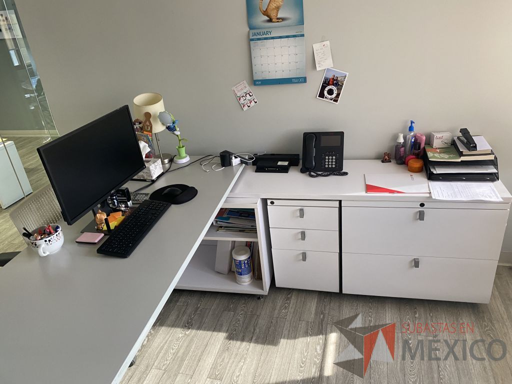 Lote 011 - Oficina Ejecutiva con Escritorio en escuadra con 2 patas metálicas con credenza y Archivero vertical de 3 cajones - Imagen 14