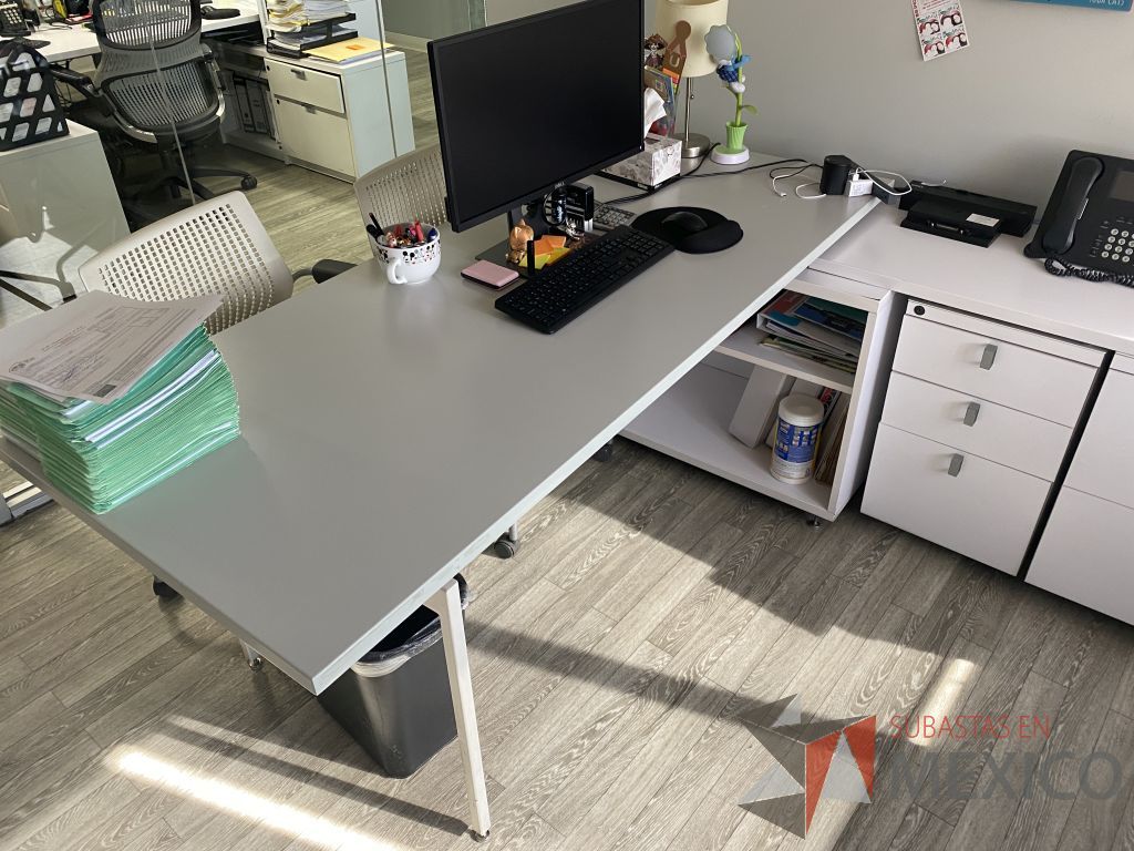 Lote 011 - Oficina Ejecutiva con Escritorio en escuadra con 2 patas metálicas con credenza y Archivero vertical de 3 cajones - Imagen 15