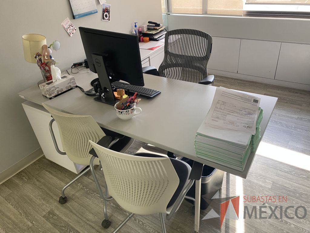 Lote 011 - Oficina Ejecutiva con Escritorio en escuadra con 2 patas metálicas con credenza y Archivero vertical de 3 cajones - Imagen 16