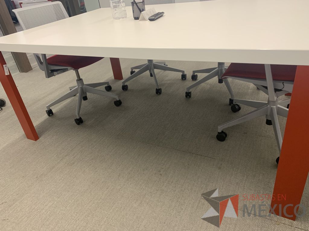 Lote 025 - Mesa de trabajo con 4 patas metálicas color rojo y cubierta color blanco - Imagen 3