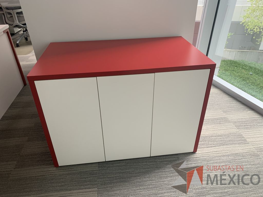 Lote 084 - Gabinete con 3 puertas color blanco, cubierta color rojo y 1 entrepaño - Imagen 6