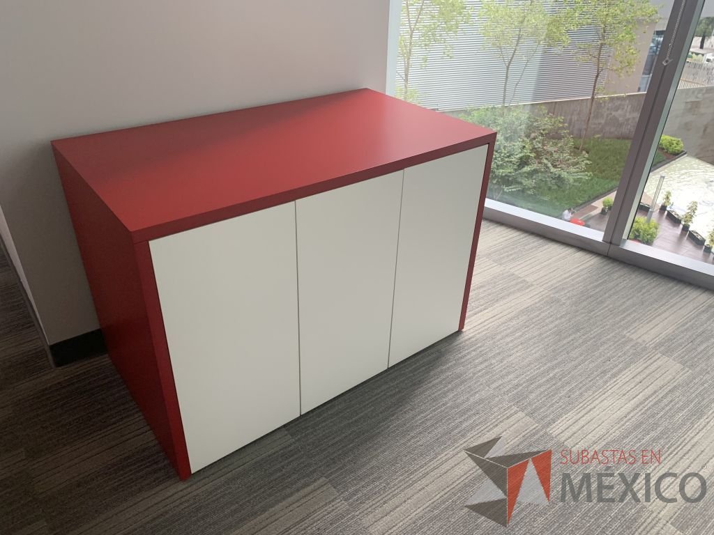 Lote 084 - Gabinete con 3 puertas color blanco, cubierta color rojo y 1 entrepaño - Imagen 5