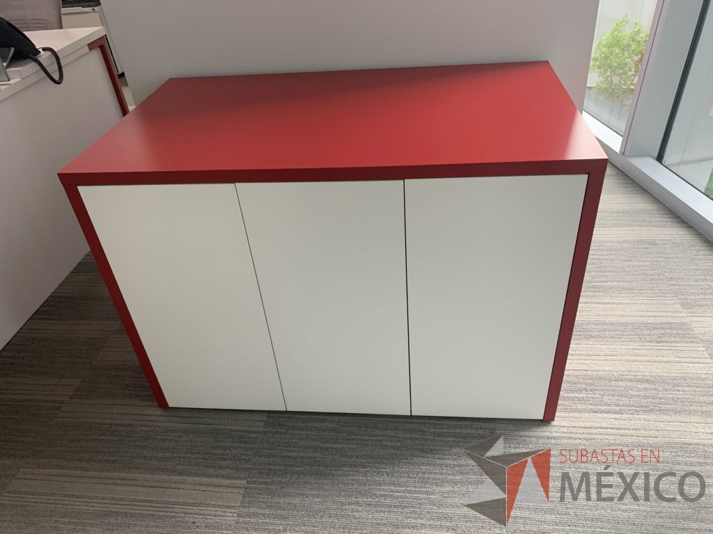 Lote 084 - Gabinete con 3 puertas color blanco, cubierta color rojo y 1 entrepaño