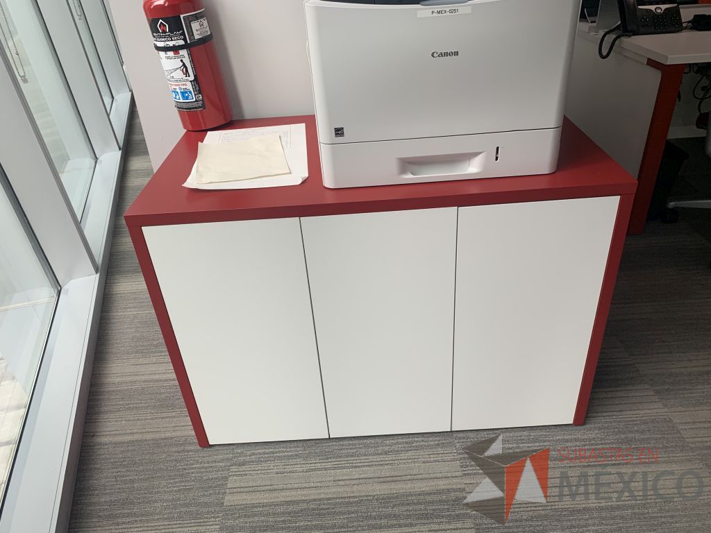 Lote 084 - Gabinete con 3 puertas color blanco, cubierta color rojo y 1 entrepaño - Imagen 3